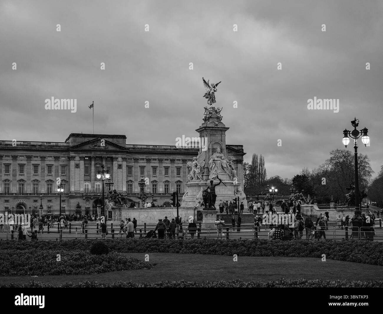 Royaume-Uni, Londres, 11 décembre 2024. Les touristes se rassemblent autour du Victoria Memorial devant le palais de Buckingham sous un ciel nuageux d'hiver Banque D'Images