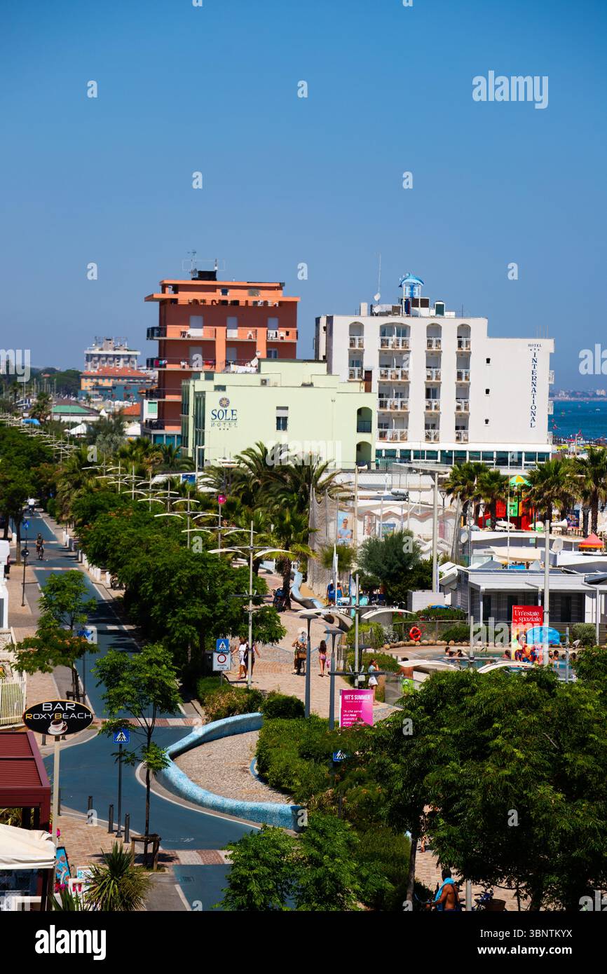 Hôtel international surplombe la magnifique côte de la mer Adriatique destination de vacances idéale pour les amoureux de la plage offrant une vue panoramique imprenable. Banque D'Images