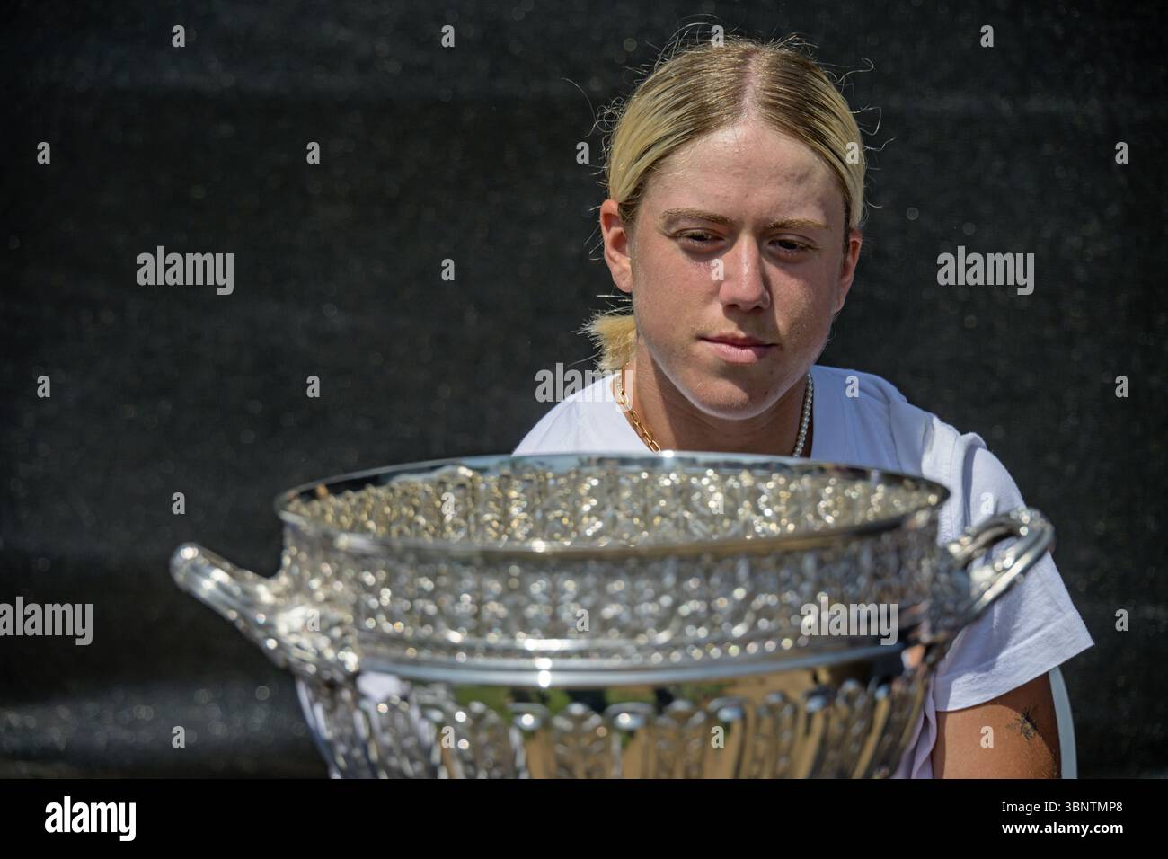Sonay Kartal (GBR) avec le trophée lors du tirage au sort pour les singles féminins au Lexus Eastbourne Open de tennis, Devonshire Park, Eastbourne, Royaume-Uni le 21 juin Banque D'Images