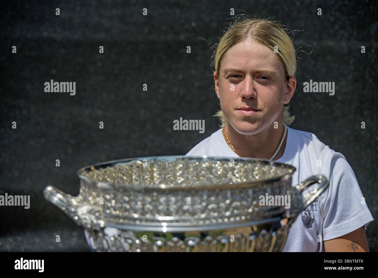 Sonay Kartal (GBR) avec le trophée lors du tirage au sort pour les singles féminins au Lexus Eastbourne Open de tennis, Devonshire Park, Eastbourne, Royaume-Uni le 21 juin Banque D'Images
