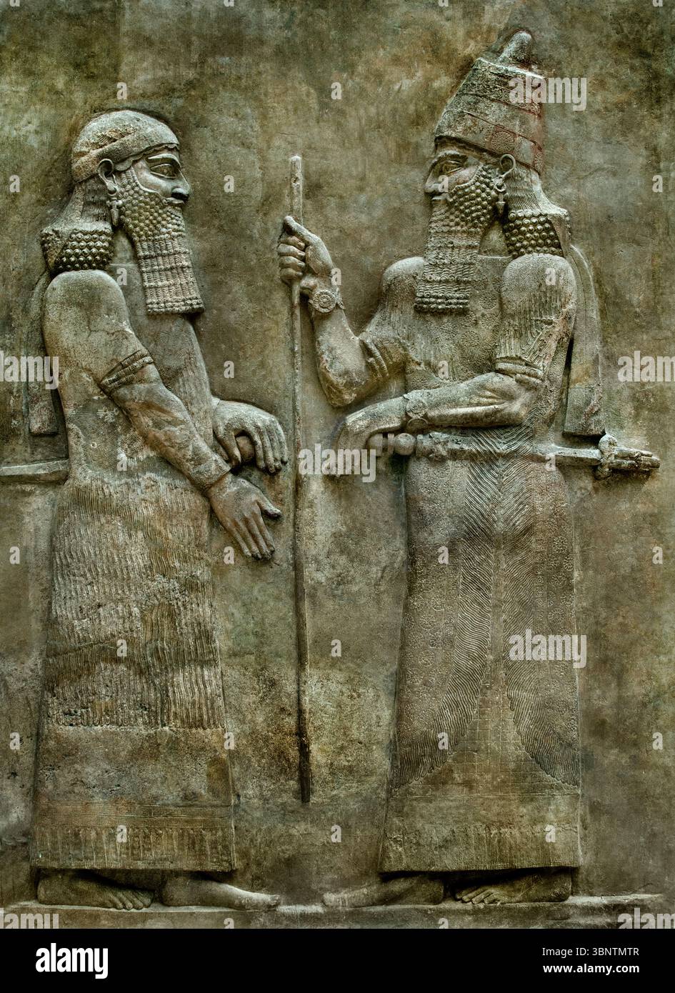 Roi Sargon II et un haut fonctionnaire néo-assyrien Sargon II 721-705 av. J.-C. Khorsabad ancien dur Sharrukin Assyrie Irak, Louvre, Paris. Banque D'Images