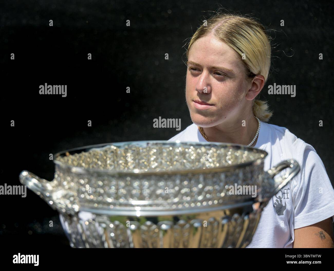 Sonay Kartal (GBR) avec le trophée lors du tirage au sort pour les singles féminins au Lexus Eastbourne Open de tennis, Devonshire Park, Eastbourne, Royaume-Uni le 21 juin Banque D'Images