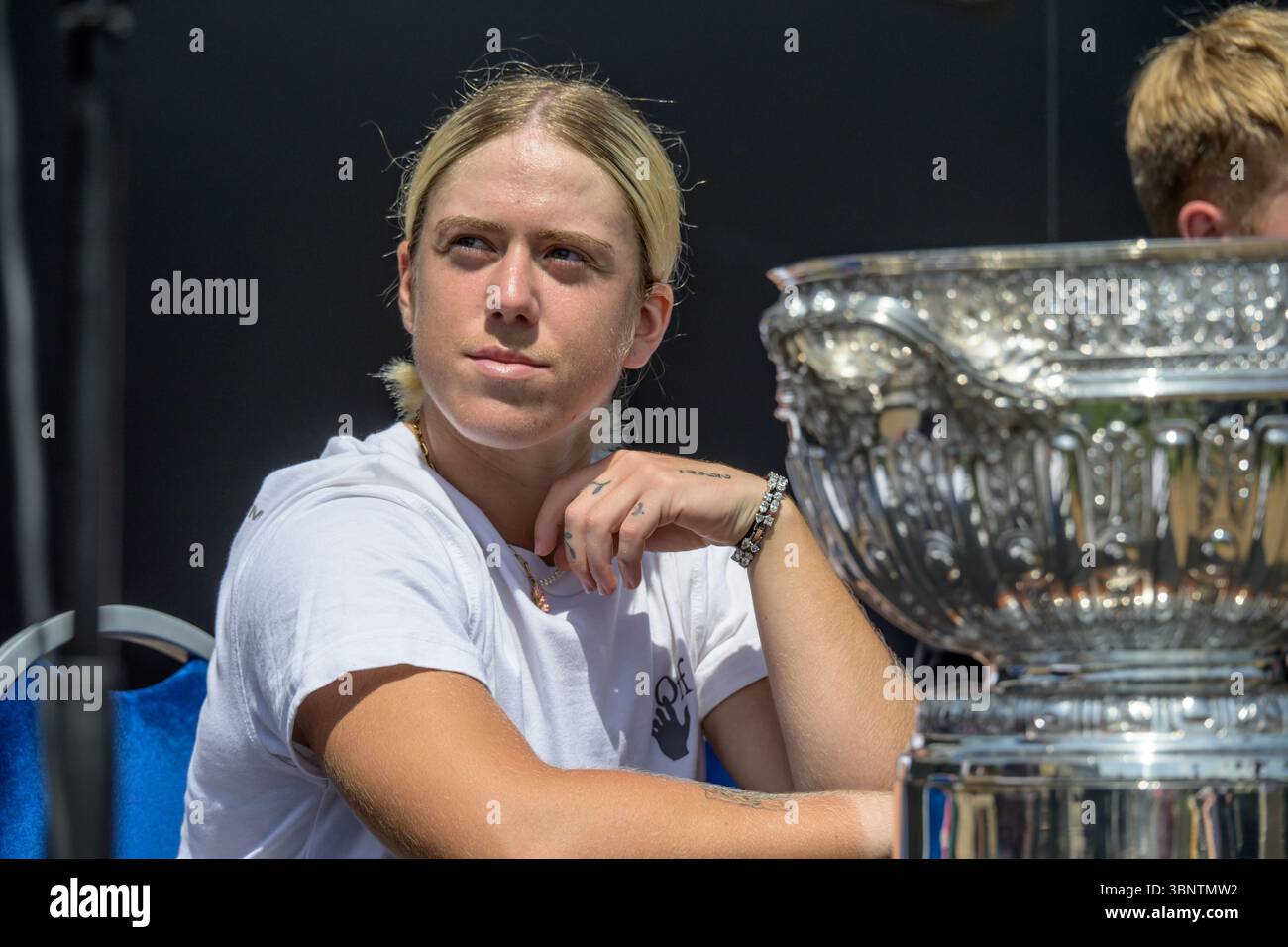 Sonay Kartal (GBR) avec le trophée lors du tirage au sort pour les singles féminins au Lexus Eastbourne Open de tennis, Devonshire Park, Eastbourne, Royaume-Uni le 21 juin Banque D'Images