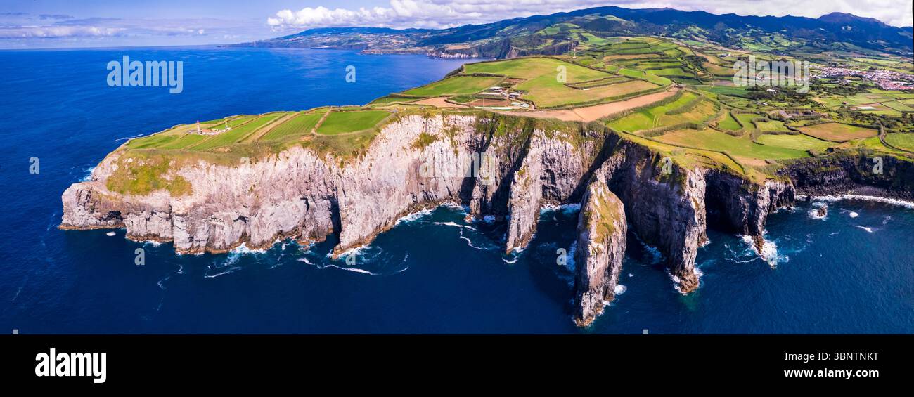 Açores , Portugal. Incroyable île de Sao Miguel. Panorama de drone aérien de miradouro do Cintrao avec des rochers accidentés impressionnants et l'océan dans la partie nord Banque D'Images