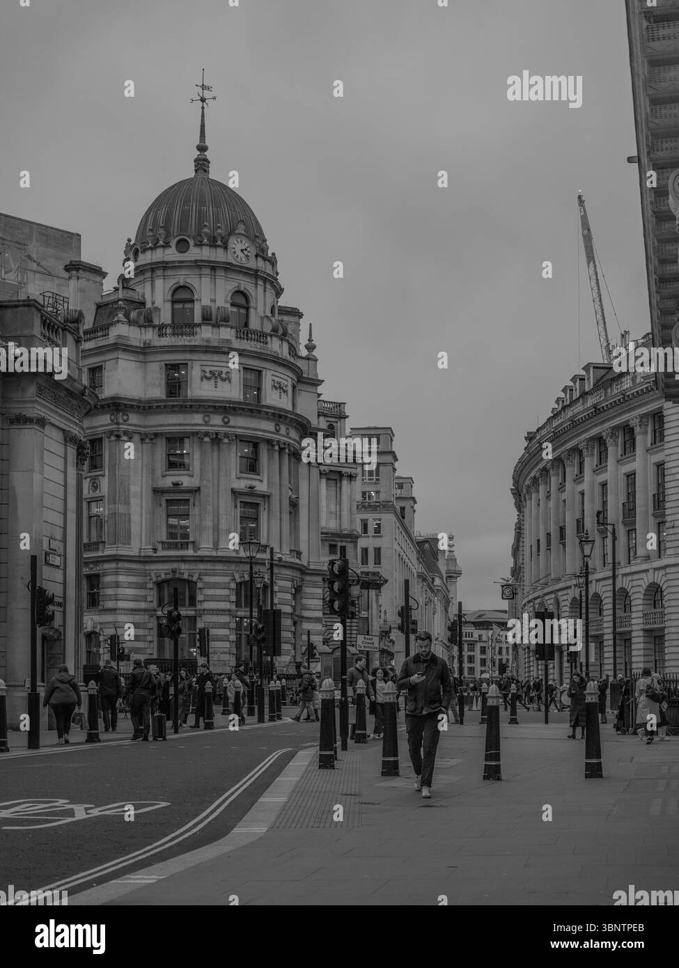 Royaume-Uni, Londres, 11 décembre 2024. Les piétons passent devant l'architecture emblématique en forme de dôme près de Regent Street par un jour gris d'hiver dans le centre de Londres. Banque D'Images