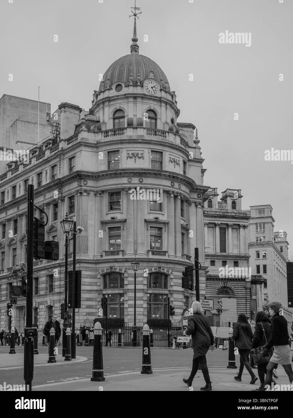 Royaume-Uni, Londres, 11 décembre 2024. Les piétons passent devant l'architecture emblématique en forme de dôme près de Regent Street par un jour gris d'hiver dans le centre de Londres. Banque D'Images