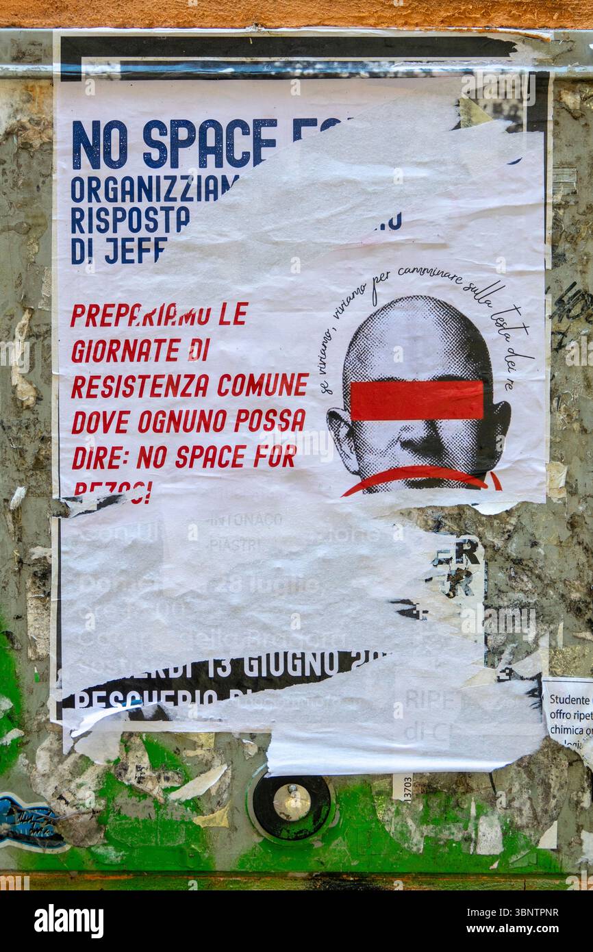 02 giugne 2025 Venise Italie : affiches politiques déchirées et superposées sur un mur de la ville grungy. La phrase « pas d’espace pour Bezos » est partiellement visible, accompagni Banque D'Images