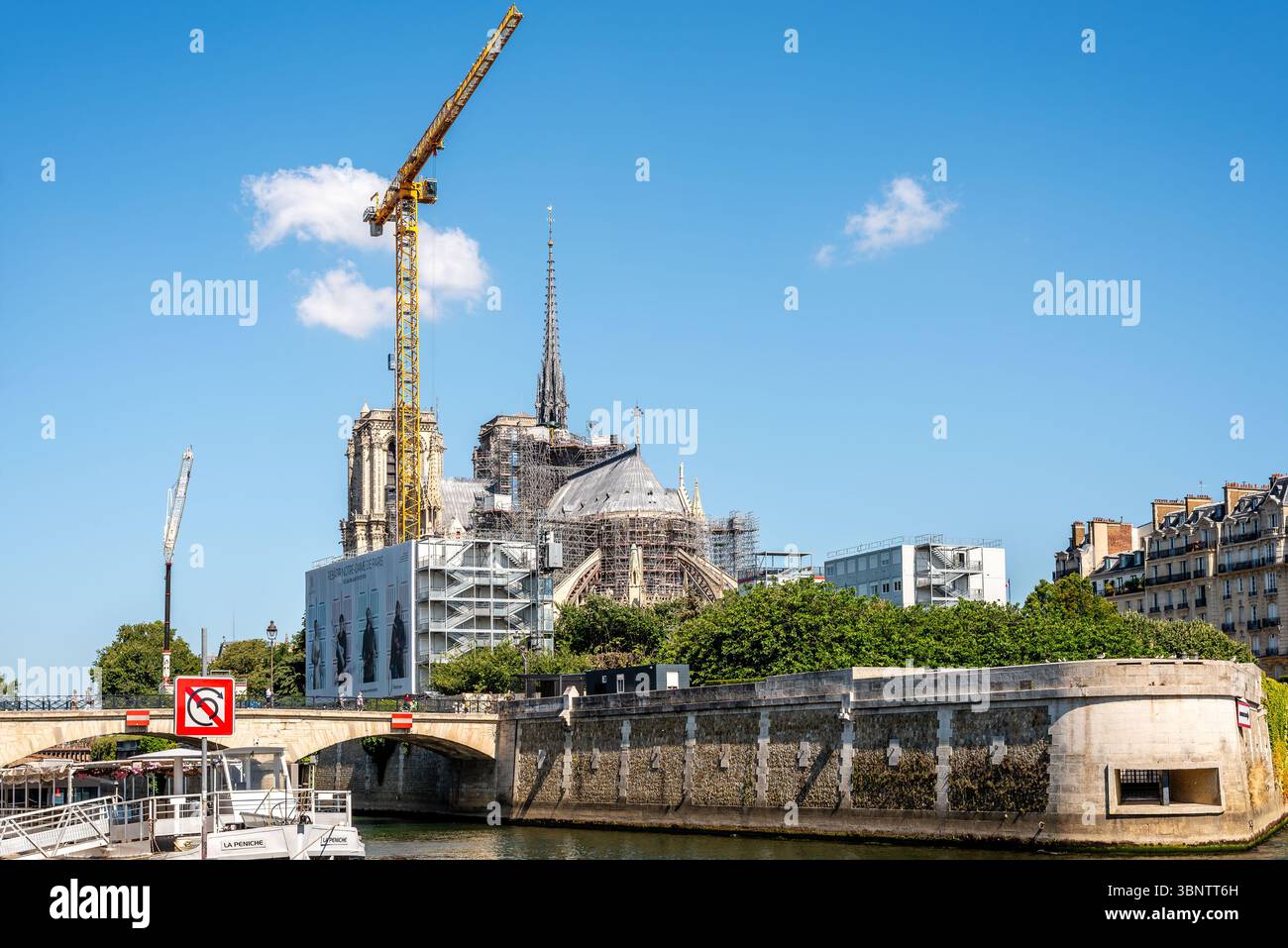 Vue arrière de la cathédrale notre-Dame en cours de restauration en 2025. Banque D'Images
