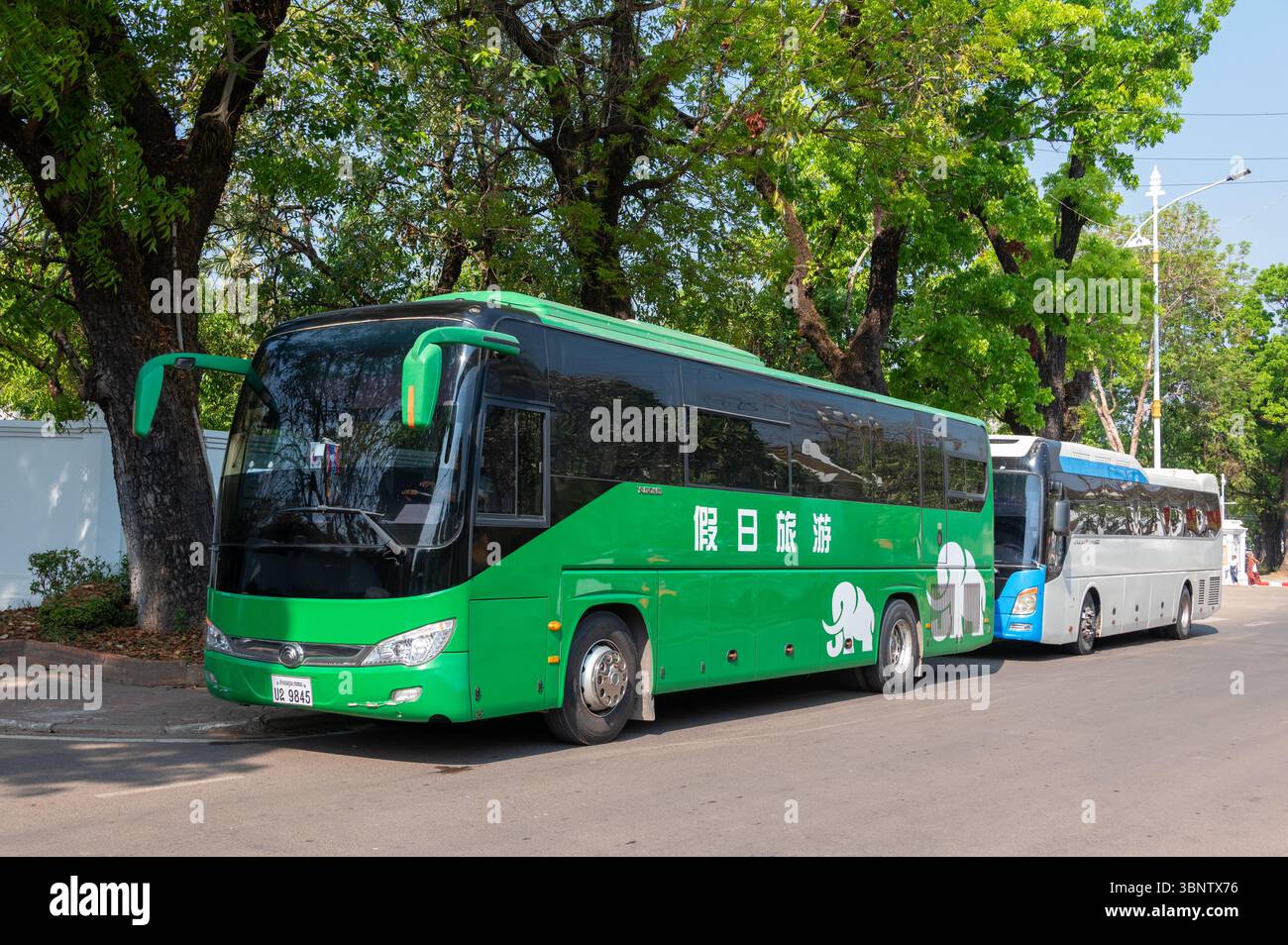 Une flotte d'autocars touristiques chinois stationnés à Vientiane, Laos, Asie du Sud-est, Banque D'Images