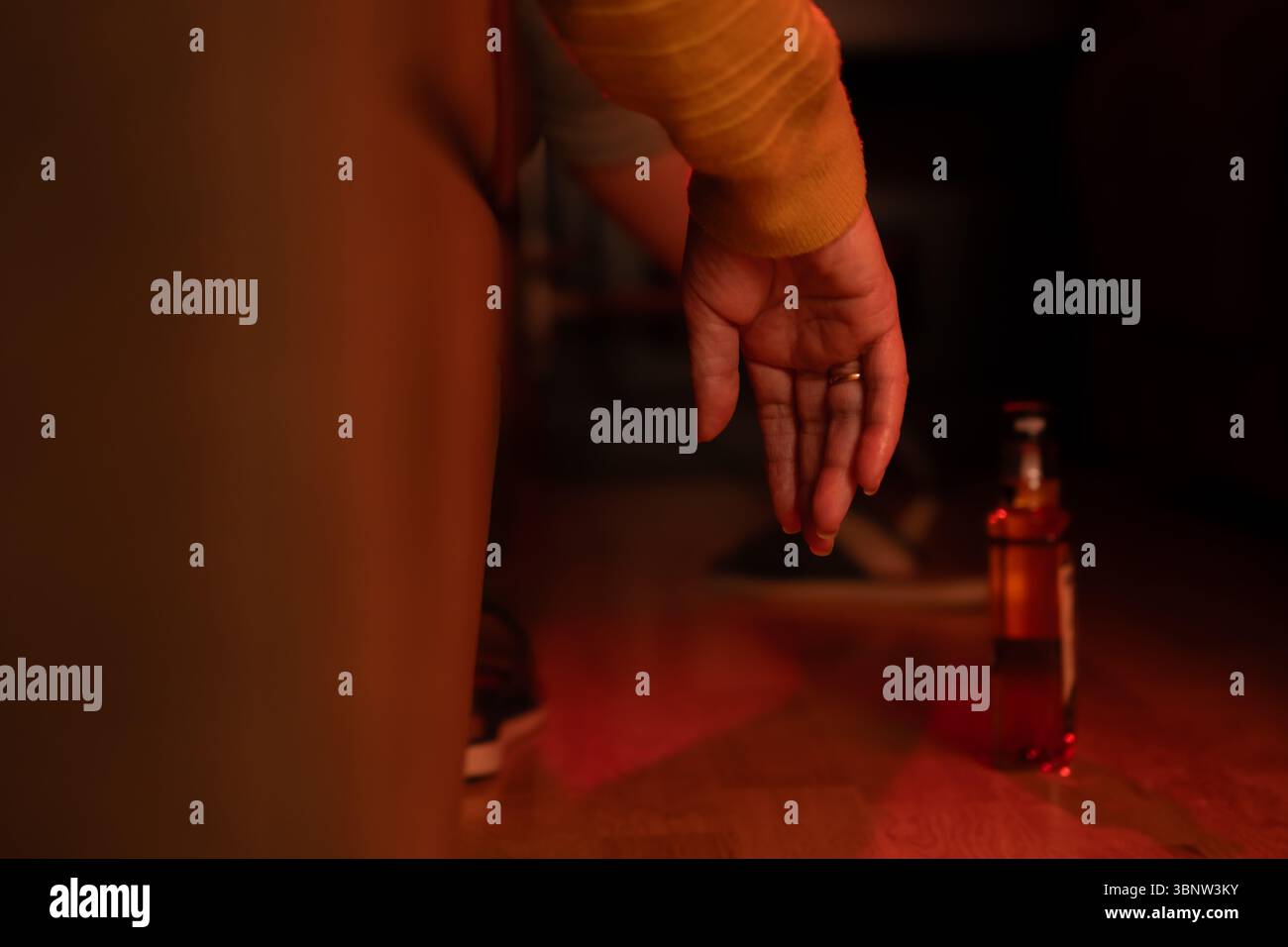 Alcoolisme. Consommation d'alcool. Une femme en état de détresse et de dépression boit de l'alcool. Banque D'Images