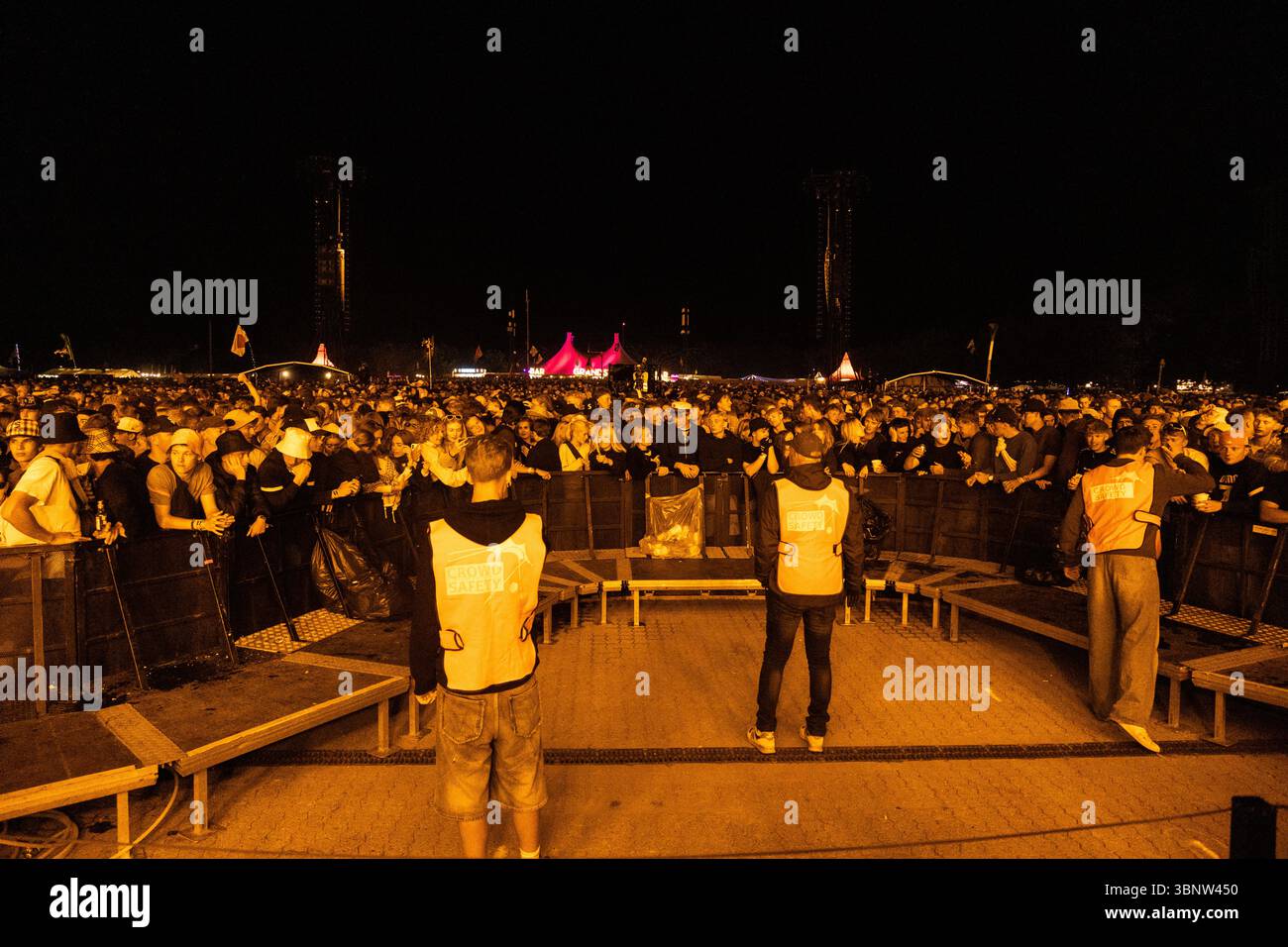 Roskilde, Danemark. 04 juillet 2025. Des festivaliers vus lors du concert du rappeur et chanteur danois anonyme et masqué D1MA sur la scène Orange au Roskilde Festival 2025. Le festival est le plus grand de son genre dans les pays nordiques avec un total de 130 000 participants attendus pendant les 7 jours du festival. La zone de camping a ouvert quatre jours avant le festival. Olivia Rodrigo, Charli XCX, Fontaines D.C. et MØ sont les vedettes. Crédit : SOPA images Limited/Alamy Live News Banque D'Images