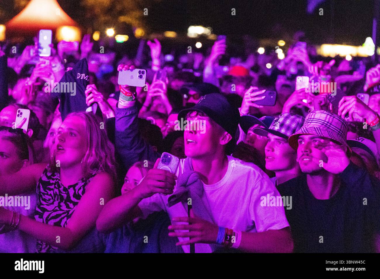 Roskilde, Danemark. 04 juillet 2025. Des festivaliers vus lors du concert du rappeur et chanteur anonyme danois D1MA portant un masque sur la scène Orange au Roskilde Festival 2025. Le festival est le plus grand de son genre dans les pays nordiques avec un total de 130 000 participants attendus pendant les 7 jours du festival. La zone de camping a ouvert quatre jours avant le festival. Olivia Rodrigo, Charli XCX, Fontaines D.C. et MØ sont les vedettes. Crédit : SOPA images Limited/Alamy Live News Banque D'Images