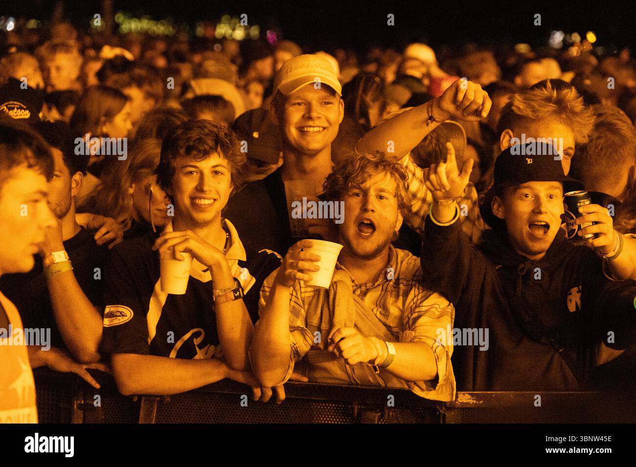 Roskilde, Danemark. 04 juillet 2025. Des festivaliers vus lors du concert du rappeur et chanteur danois anonyme et masqué D1MA sur la scène Orange au Roskilde Festival 2025. Le festival est le plus grand de son genre dans les pays nordiques avec un total de 130 000 participants attendus pendant les 7 jours du festival. La zone de camping a ouvert quatre jours avant le festival. Olivia Rodrigo, Charli XCX, Fontaines D.C. et MØ sont les vedettes. Crédit : SOPA images Limited/Alamy Live News Banque D'Images