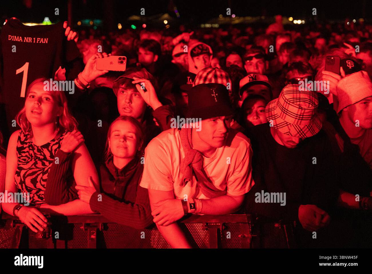 Roskilde, Danemark. 04 juillet 2025. Des festivaliers vus lors du concert du rappeur et chanteur danois anonyme et masqué D1MA sur la scène Orange au Roskilde Festival 2025. Le festival est le plus grand de son genre dans les pays nordiques avec un total de 130 000 participants attendus pendant les 7 jours du festival. La zone de camping a ouvert quatre jours avant le festival. Olivia Rodrigo, Charli XCX, Fontaines D.C. et MØ sont les vedettes. Crédit : SOPA images Limited/Alamy Live News Banque D'Images