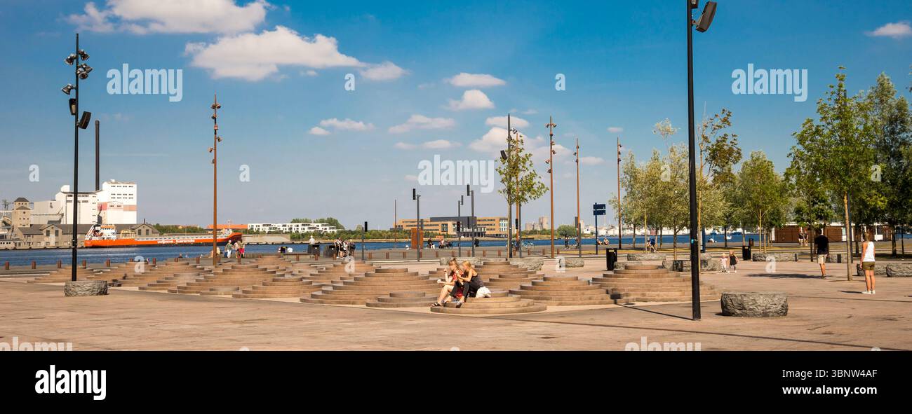 Groupe de fontaines à Tolbod Pads Modern Plaza dans un centre-ville près de , Aalborg, Danemark, 15 juillet 2018 Banque D'Images