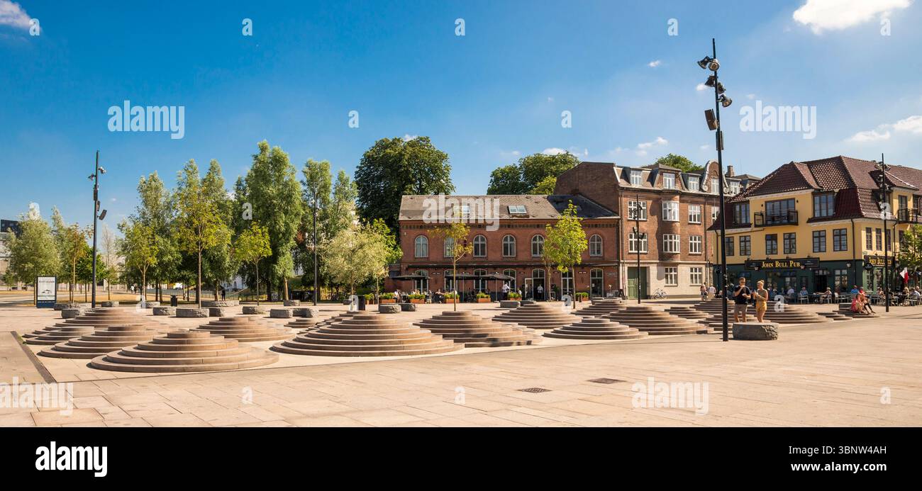 Place de la ville avec un design unique Fontana Tolbod Pads ensemble et vieux bâtiments un jour ensoleillé, Aalborg, Danemark, 15 juillet 2018 Banque D'Images