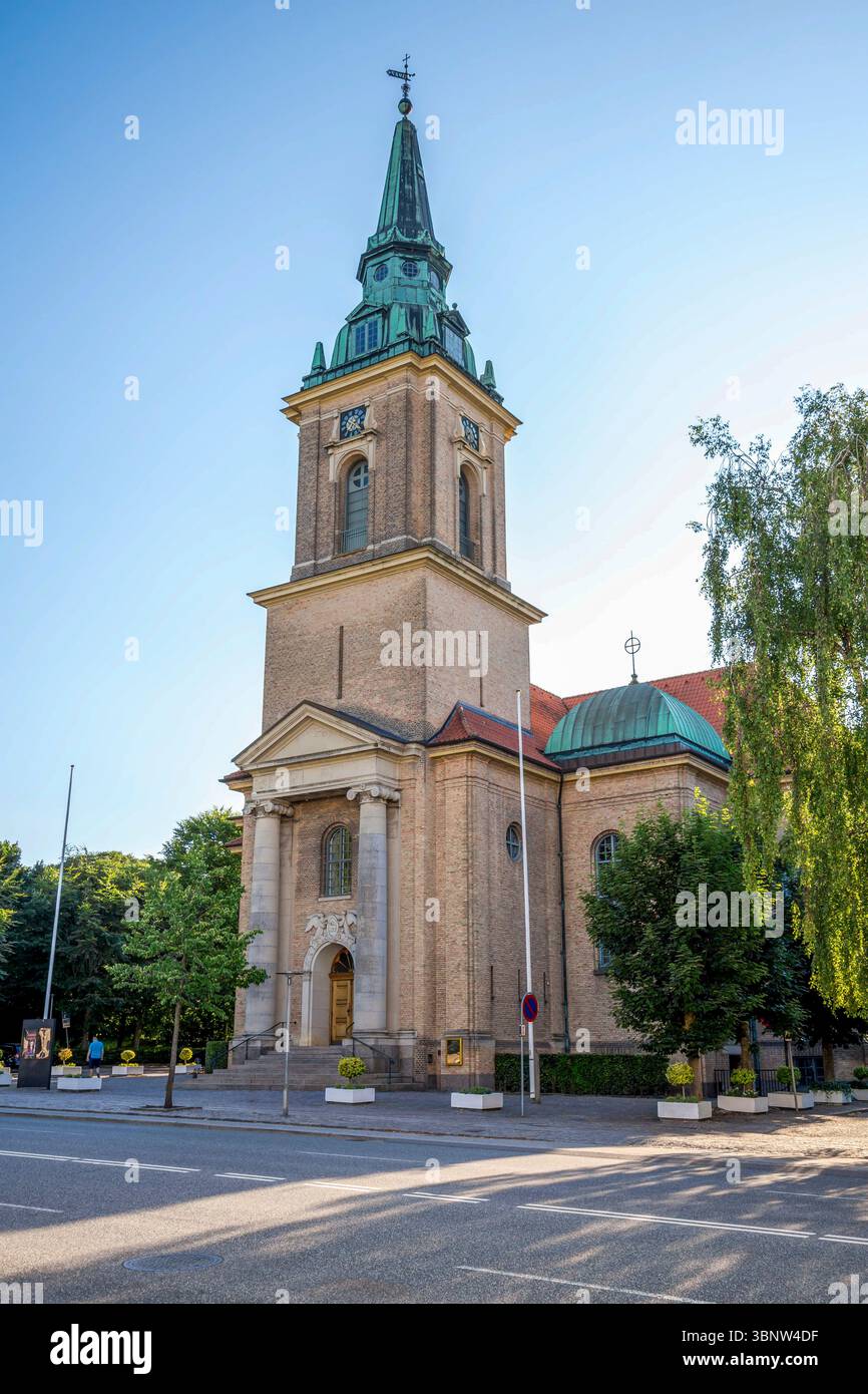 Bâtiment historique de l'église Ansgar avec tour dans un quartier serein, Aalborg, Danemark, 16 juillet 2018 Banque D'Images