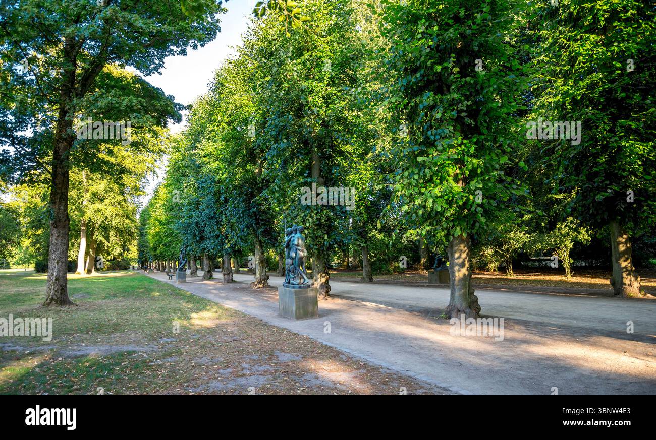 Sunny Alley Path à travers des arbres verdoyants et des sculptures dans Kildeken Park, Aalborg, Danemark, 16 juillet 2018 Banque D'Images