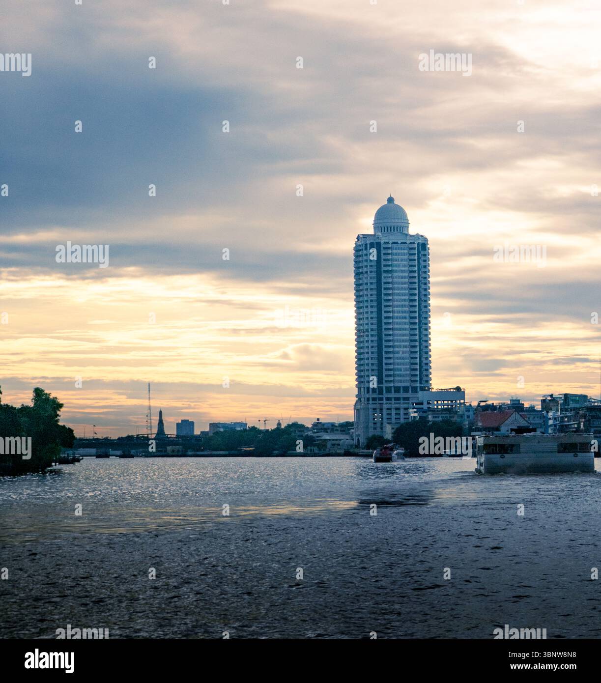 Gratte-ciel à côté de la rivière Chao Phraya au coucher du soleil à Bangkok Banque D'Images