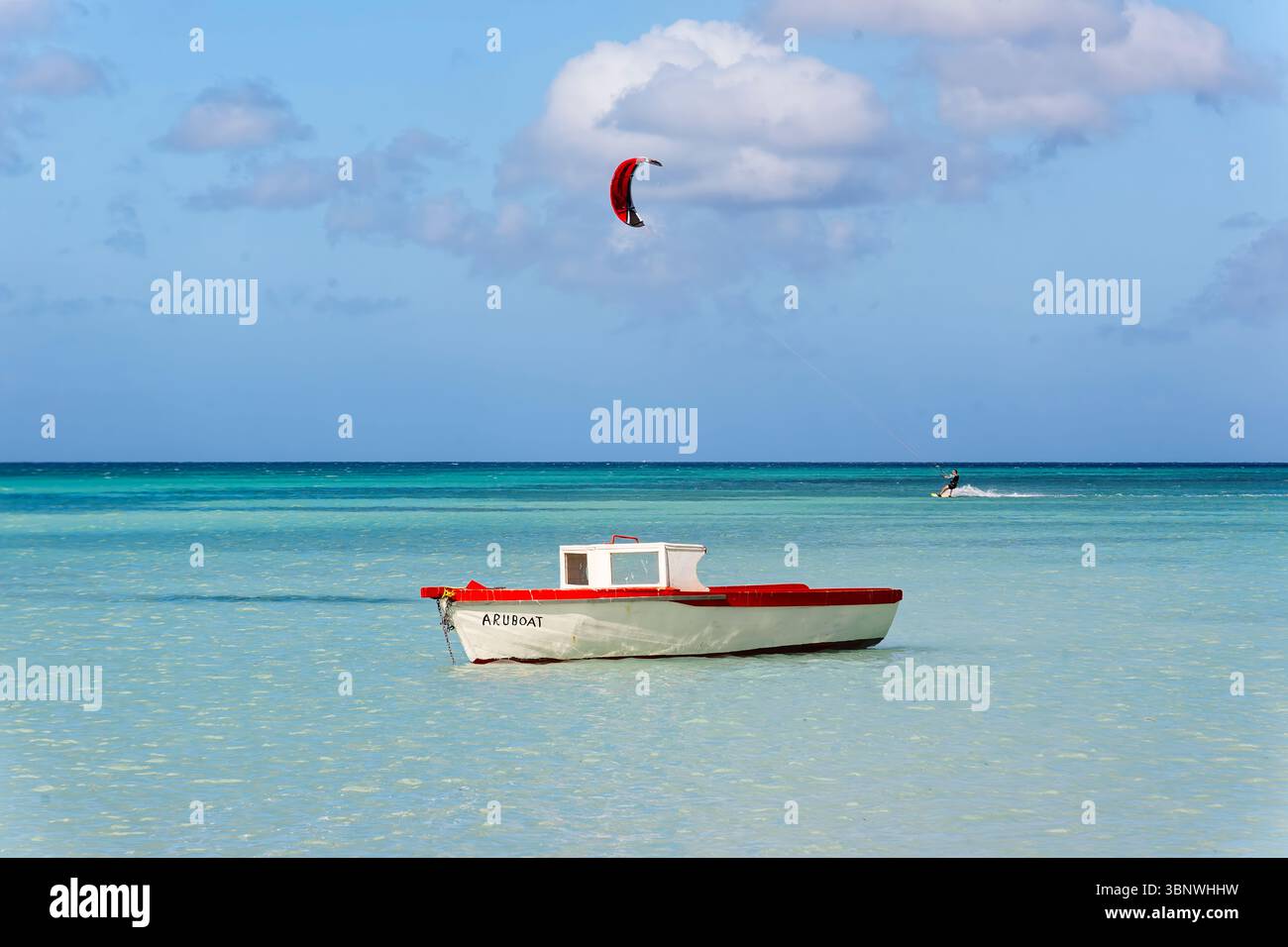 Vue d'un vieux bateau et d'un surfeur Kiet à Eagle Beach, Aruba, Antilles néerlandaises Banque D'Images