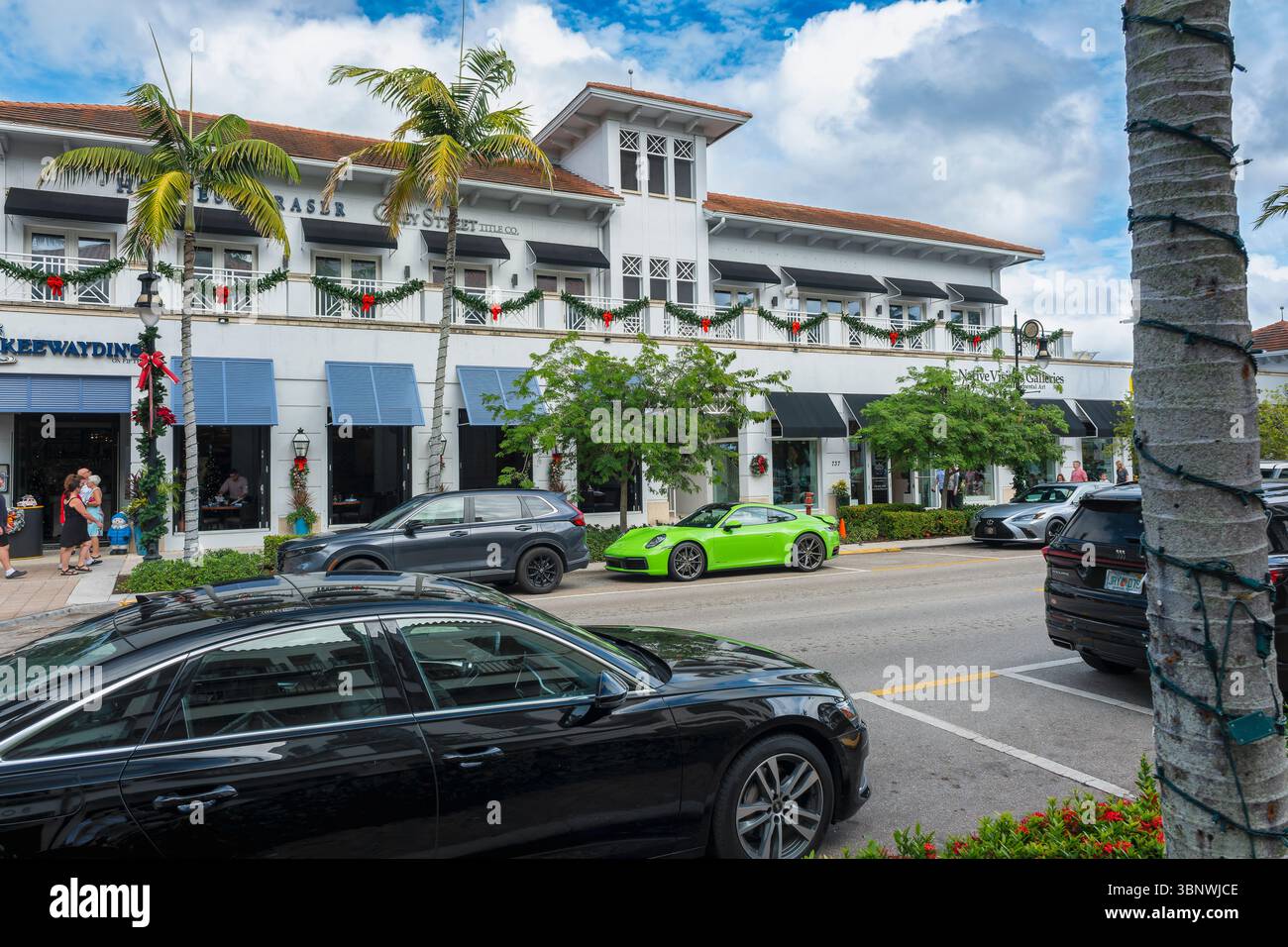 Vue de la 5ème Avenue de Naples, Floride avec shopes, piétons et voitures de luxe garées pendant les vacances de Noël, Banque D'Images