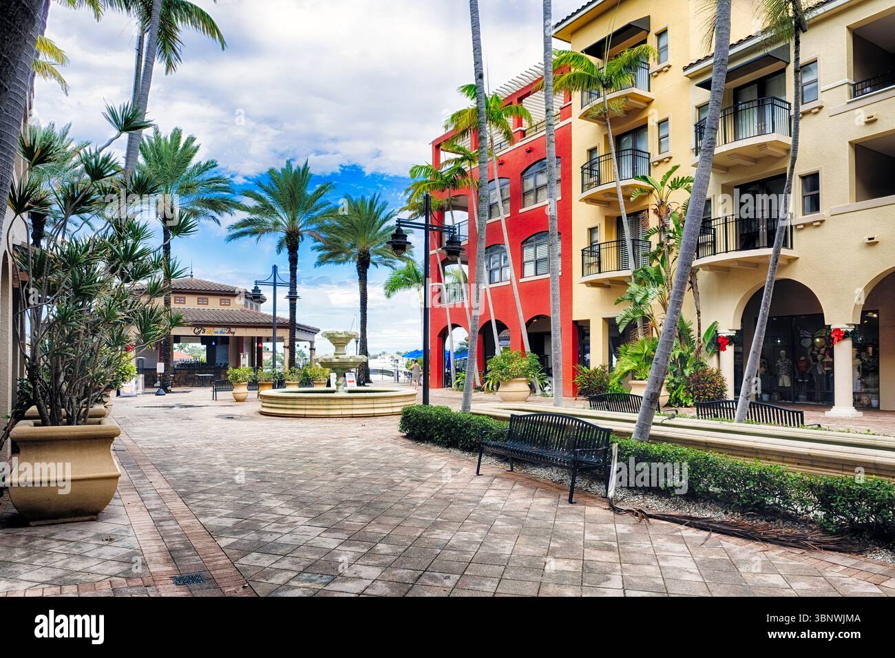 Place intérieure avec fontaine et bar à Esplanade Shoppes and Marina, collier County Marco Island, Floride, États-Unis Banque D'Images