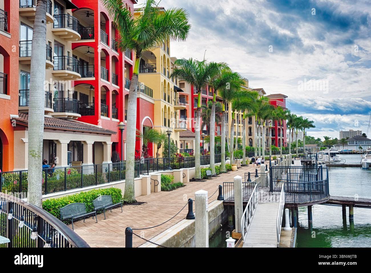 Condominiums colorés de l'Esplanade surplombant une Marina, collier County, Marco Island, Floride, États-Unis Banque D'Images