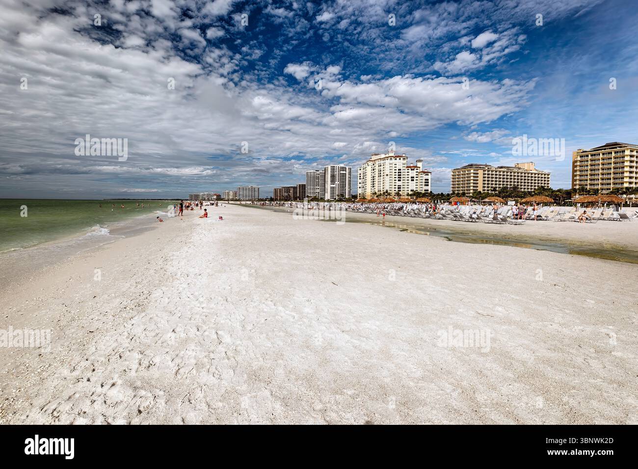 Plage avec chaises longues et immeubles de grande hauteur, Marco Island, Floride, États-Unis Banque D'Images