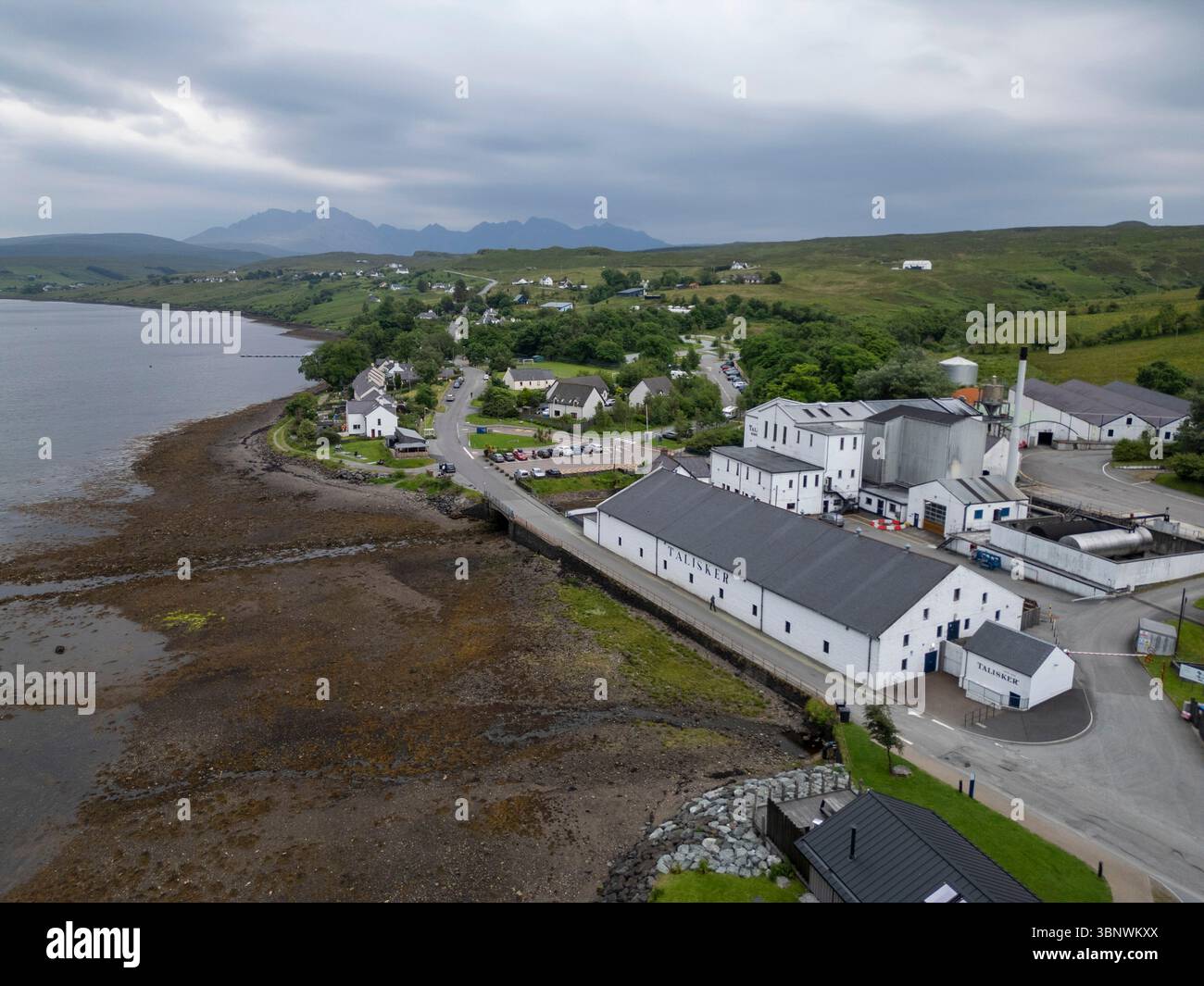 Vue aérienne de la distillerie Talisker, Carbost, île de Skye, Écosse. Banque D'Images