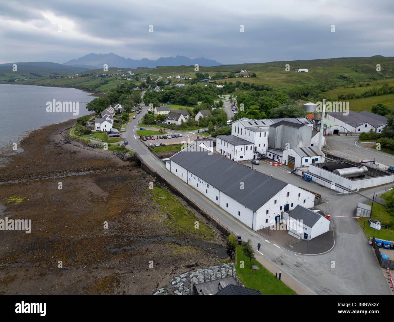 Vue aérienne de la distillerie Talisker, Carbost, île de Skye, Écosse. Banque D'Images
