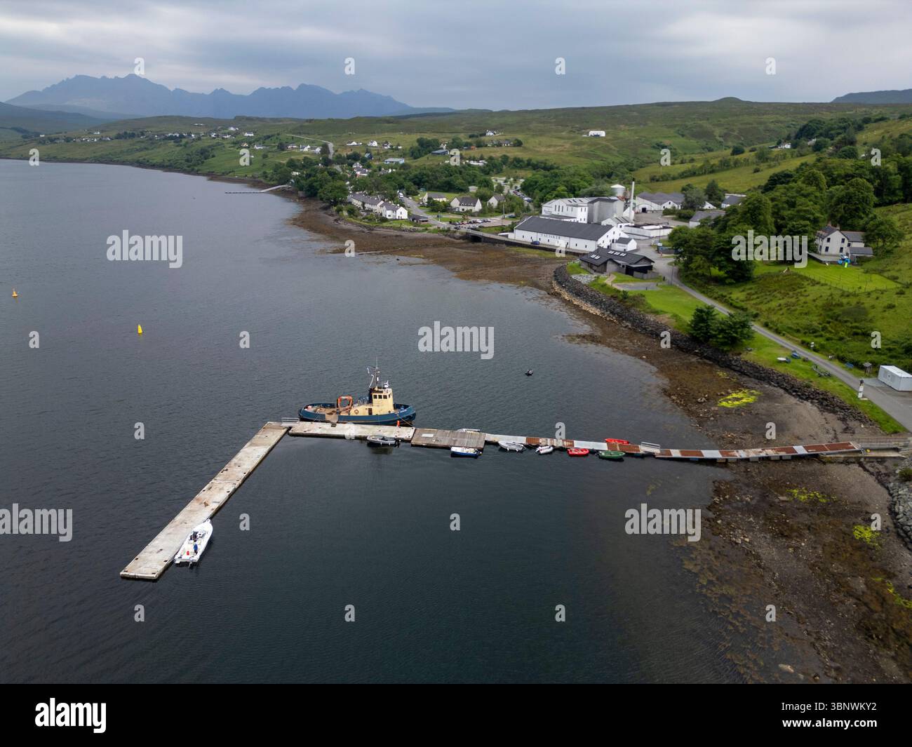 Vue aérienne de la distillerie Talisker, Carbost, île de Skye, Écosse. Banque D'Images