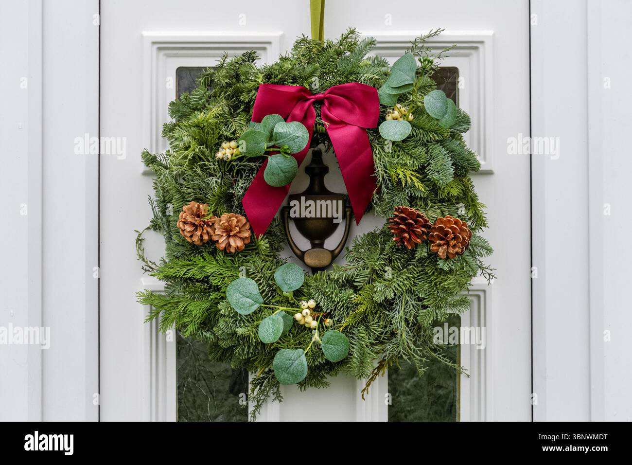 Couronne décorative de Noël accrochée sur une porte d'entrée d'une maison à Kensington, Londres, Angleterre, Royaume-Uni, Royaume-Uni Banque D'Images