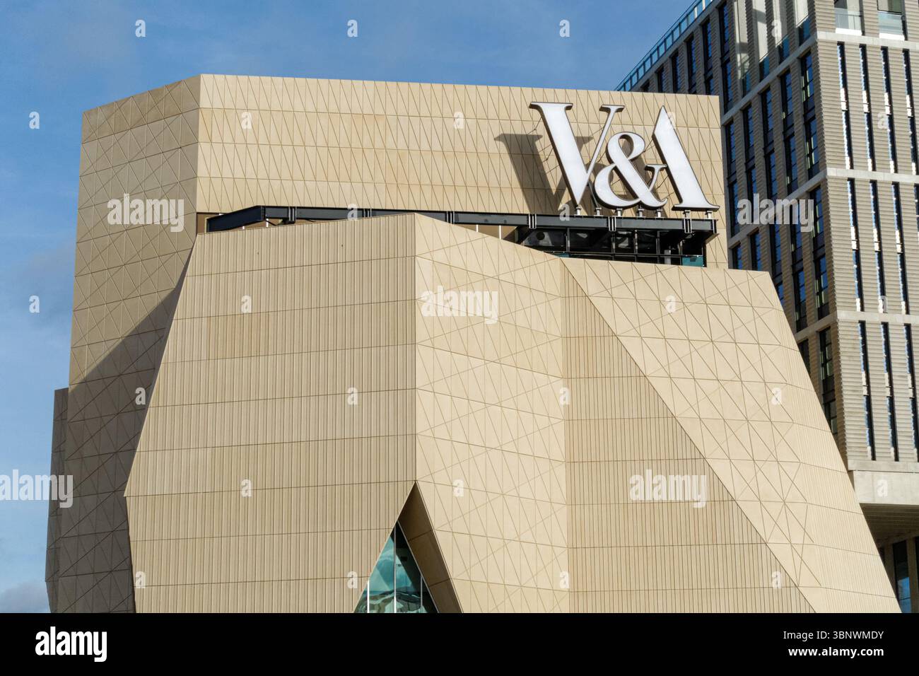 Façade extérieure du V&A East Museum sur East Bank Stratford Waterfront à Londres, Angleterre Royaume-Uni Banque D'Images