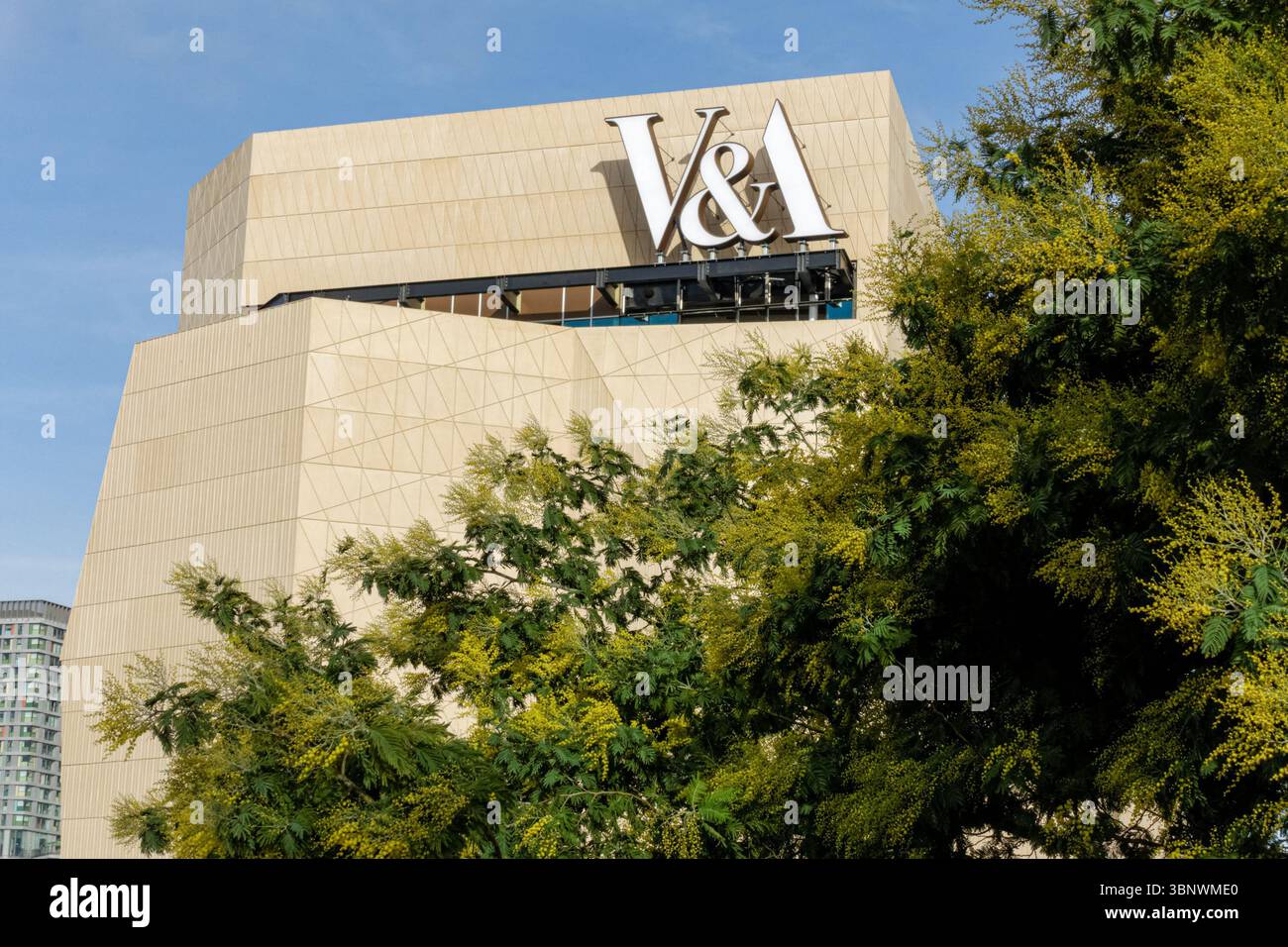 Façade extérieure du V&A East Museum sur East Bank Stratford Waterfront à Londres, Angleterre Royaume-Uni Banque D'Images