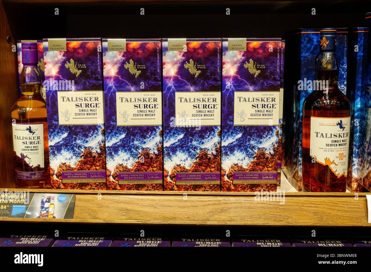 Whisky écossais single malt Talisker exposé dans la boutique World Duty Free de l'aéroport de Londres Stansted, Angleterre Royaume-Uni Banque D'Images