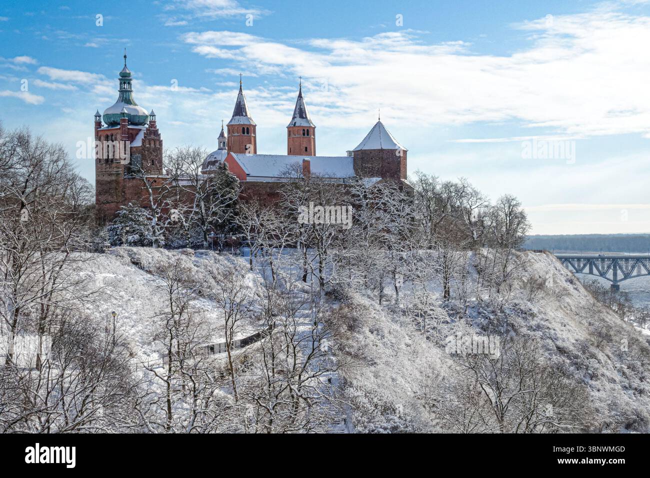 Paysage d'hiver à Plock en Pologne. Plock Château et la Cathédrale sur la colline de Tum. Banque D'Images
