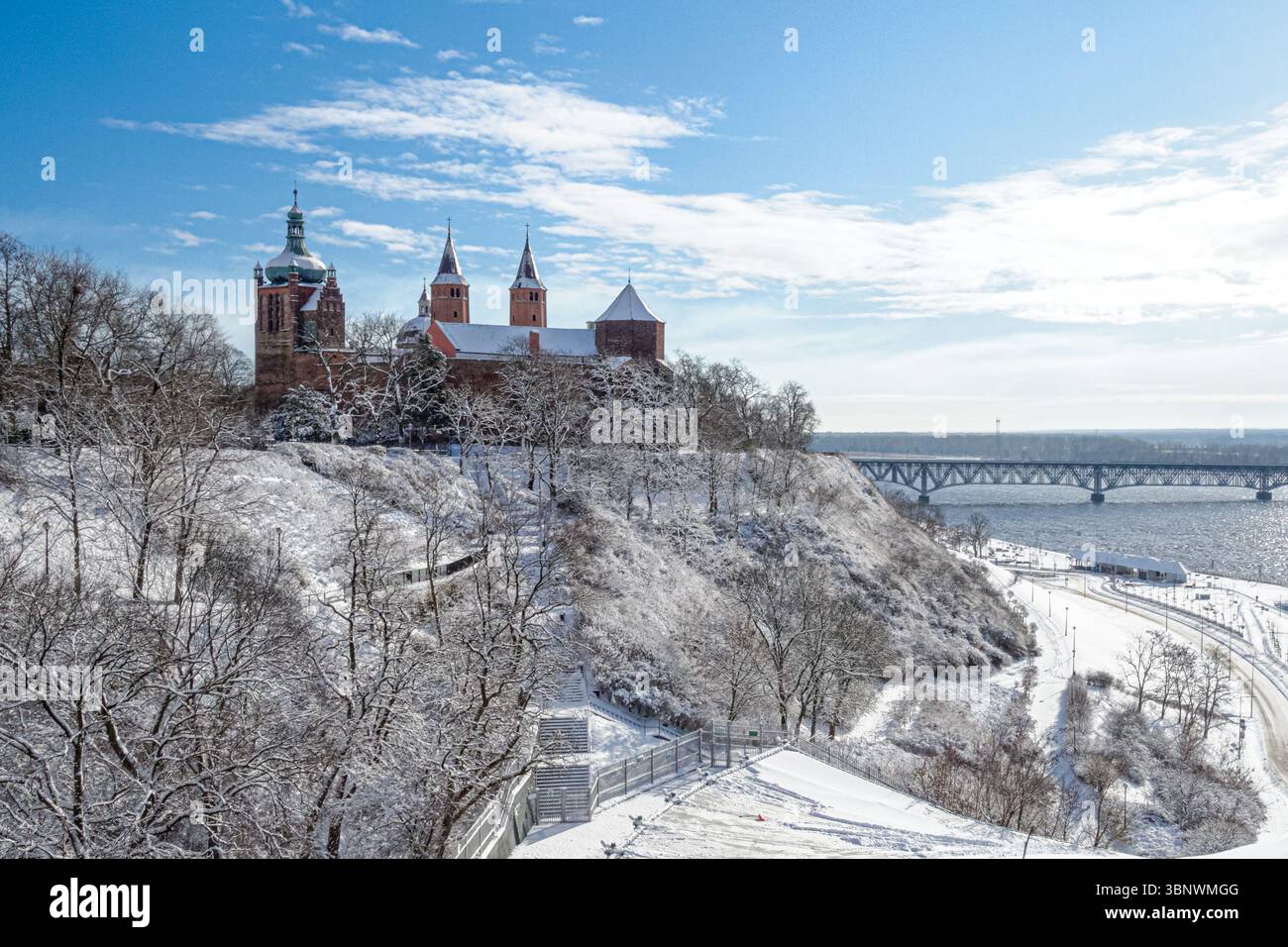 Paysage d'hiver à Plock en Pologne. Plock Château et la Cathédrale sur la colline de Tum. Banque D'Images