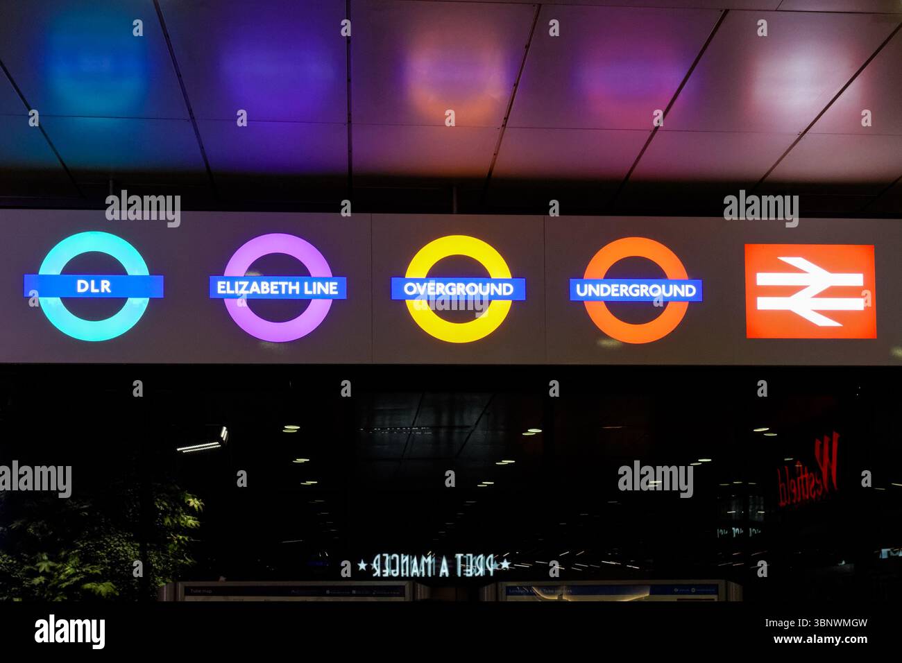 Métro, Overground, Elizabeth Line, DLR et panneau ferroviaire national à la gare de Stratford, Londres Angleterre Royaume-Uni Banque D'Images