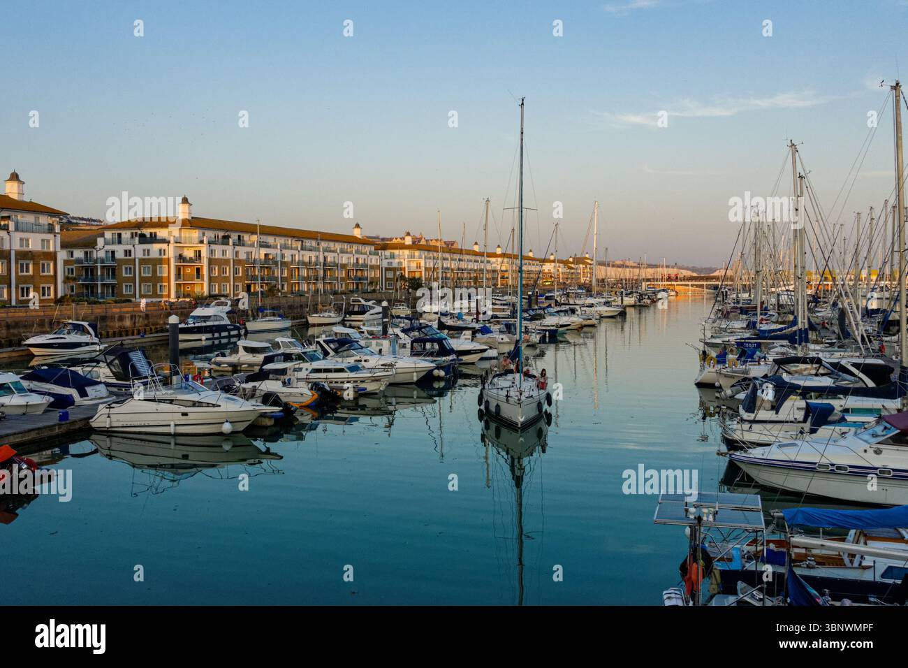 Bateaux, yachts et voiliers amarrés à Brighton Marina, East Sussex Angleterre Royaume-Uni Banque D'Images