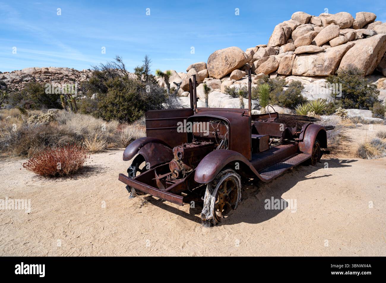 Joshua Tree, Californie, États-Unis-14 février 2021. Vieux camion de véhicule vintage abandonné dans le parc national de Joshua Tree Banque D'Images