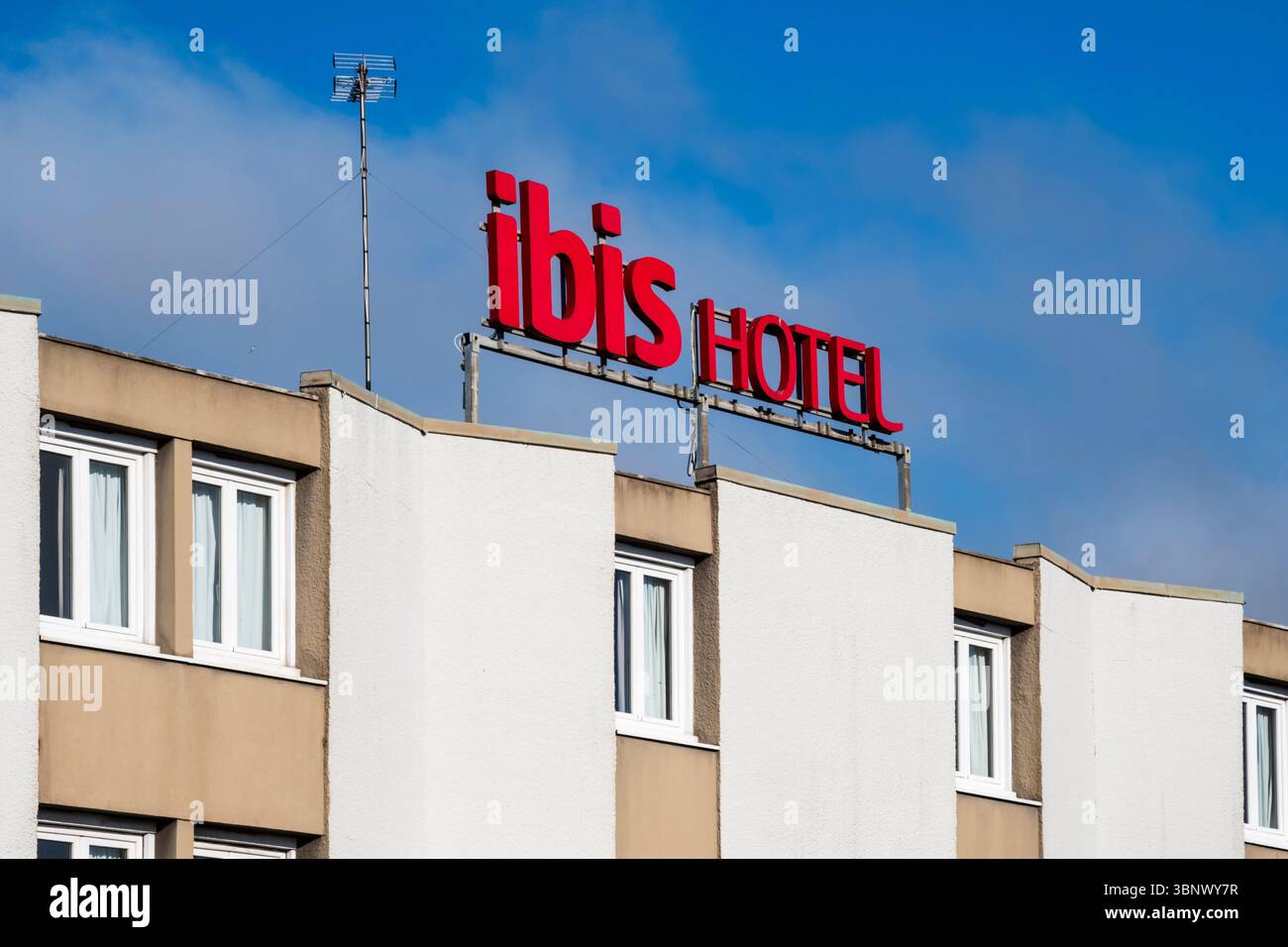 Panneau sur le toit d'un hôtel ibis. C'est à Calais, en France. Banque D'Images