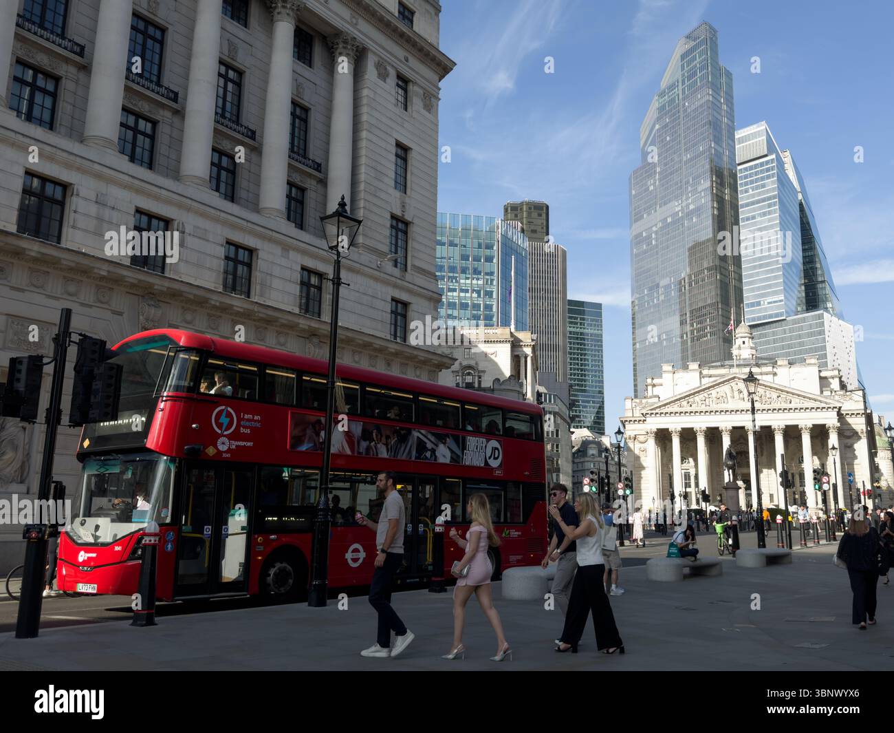 Londres, Royaume-Uni – 4 juillet 2025 : Météo britannique. Les employés de la ville se détendent au soleil après le travail par un chaud vendredi après-midi autour de la Banque d’Angleterre, avec des monuments emblématiques tels que le Royal Exchange, la Tour 42 et Horizon 22 à Bishopsgate visibles dans le quartier financier de Londres. Crédit : Xiu Bao/Alamy Live News. Banque D'Images