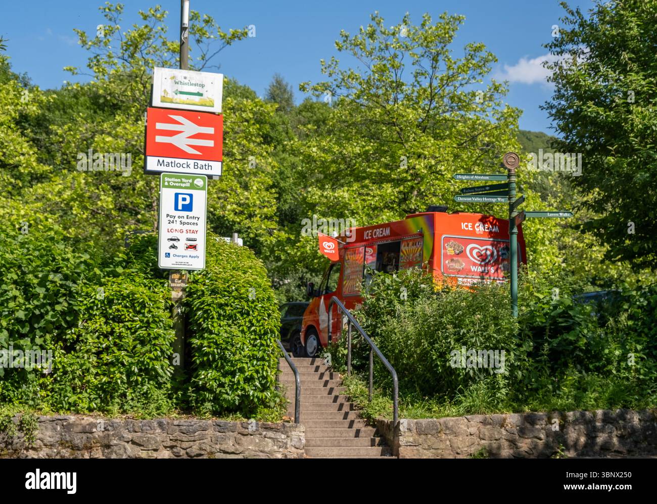 Matlock Bath, Derbyshire, Royaume-Uni – 18 juin 2025. Fourgonnette de crème glacée garée dans le parking de la gare Matlock Bath, vendant de la crème glacée et des rafraîchissements sur un Banque D'Images