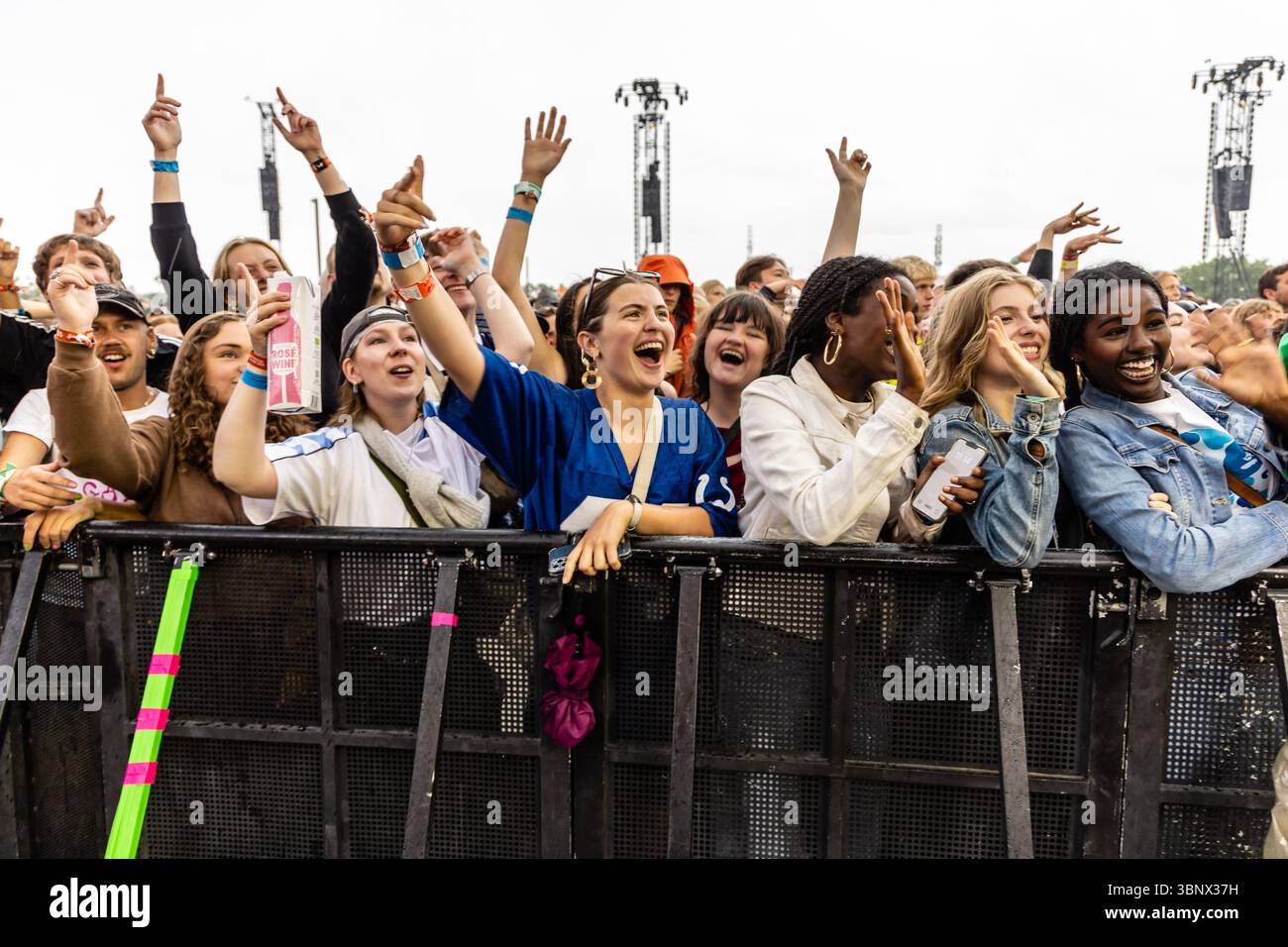 Roskilde, Danemark. , . Les amateurs de concert vus lors d'un concert live avec le rappeur américain Doechii au festival de musique danois Roskilde Festival 2025 à Roskilde. Crédit : Gonzales photo/Alamy Live News Banque D'Images