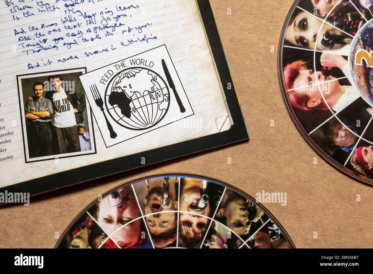 Souvenirs Band Aid et Live Aid mettant en vedette des artistes et des groupes - pochettes et pochettes DVD « Feed the World ». 40e anniversaire. Usage éditorial exclusif. Banque D'Images