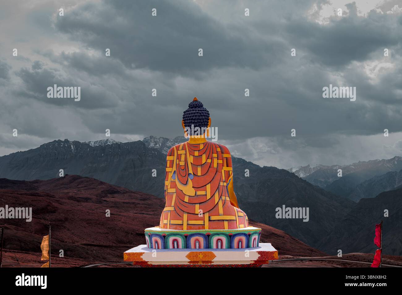 Statue de Bouddha dans le village de Langza, vallée de Spiti, surplombant les sommets himalayens, sérénité spirituelle, patrimoine tibétain, et des paysages de haute altitude. Banque D'Images