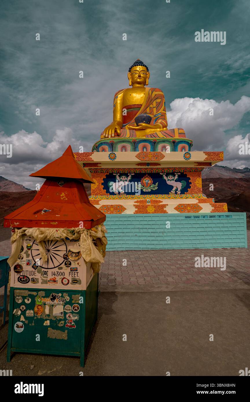 Statue de Bouddha dans le village de Langza, vallée de Spiti, surplombant les sommets himalayens, sérénité spirituelle, patrimoine tibétain, et des paysages de haute altitude. Banque D'Images