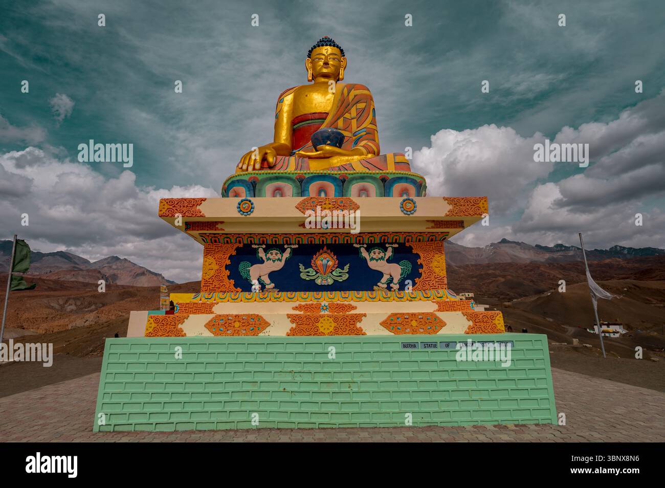 Statue de Bouddha dans le village de Langza, vallée de Spiti, surplombant les sommets himalayens, sérénité spirituelle, patrimoine tibétain, et des paysages de haute altitude. Banque D'Images