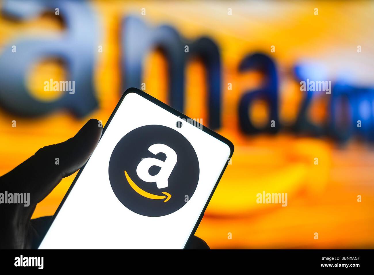 Ahmedabad, Gujarat, Inde. 4 juillet 2025. Dans cette illustration photo, le logo Amazon est bien visible sur l'écran d'un smartphone, avec la bannière du logo Amazon visible en arrière-plan. (Crédit image : © Saurabh Sirohiya/ZUMA Press Wire) USAGE ÉDITORIAL SEULEMENT ! Non destiné à UN USAGE commercial ! Banque D'Images