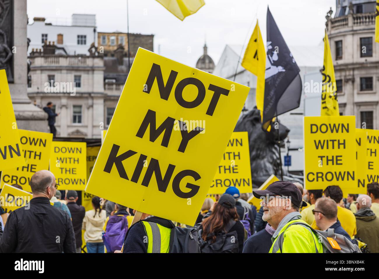 Manifestation anti-monarchie à Londres. Jaunes PAS MES PANCARTES KING. Londres, Royaume-Uni, 5 mai 2024 Banque D'Images